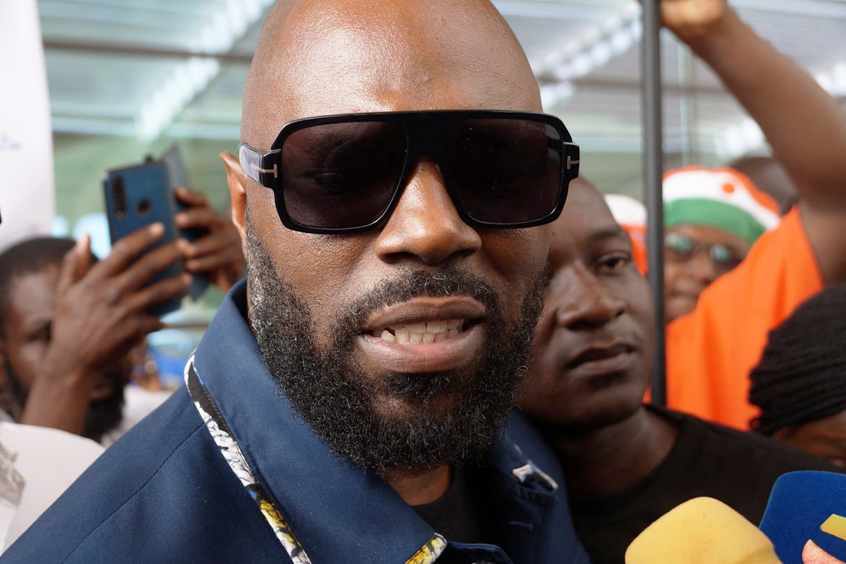 Le leader d’Urgences panafricanistes et activiste béninois, Kemi Seba, à l’aéroport de Niamey, le 25 septembre 2023. © Balima Boureima/Anadolu via AFP