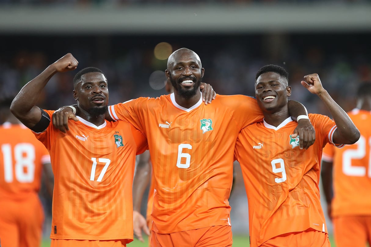 Serge Aurier (g.), Seko Fofana (c.) et Simon Adingara (d.) célèbrent la victoire de la sélection ivorienne contre les Seychelles (9-0) lors du premier tour des qualifications pour la Coupe du monde 2026, au stade d’Ébimpé, au nord d’Abidjan, le 17 novembre 2023. © PA Images / Icon Sport