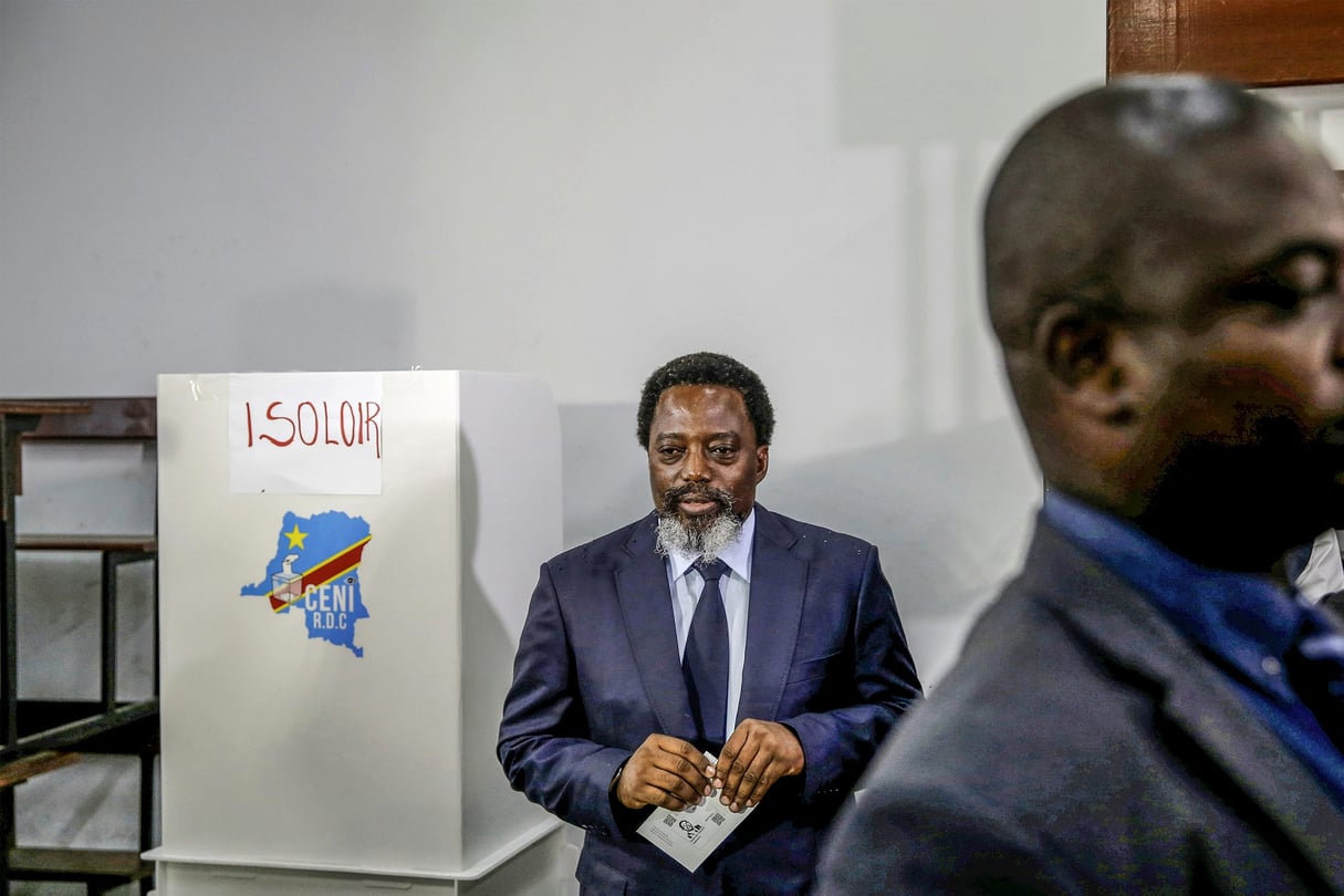 Joseph Kabila dans un bureau de vote à Kinshasa, le 30 décembre 2018. © Baz Ratner/Reuters