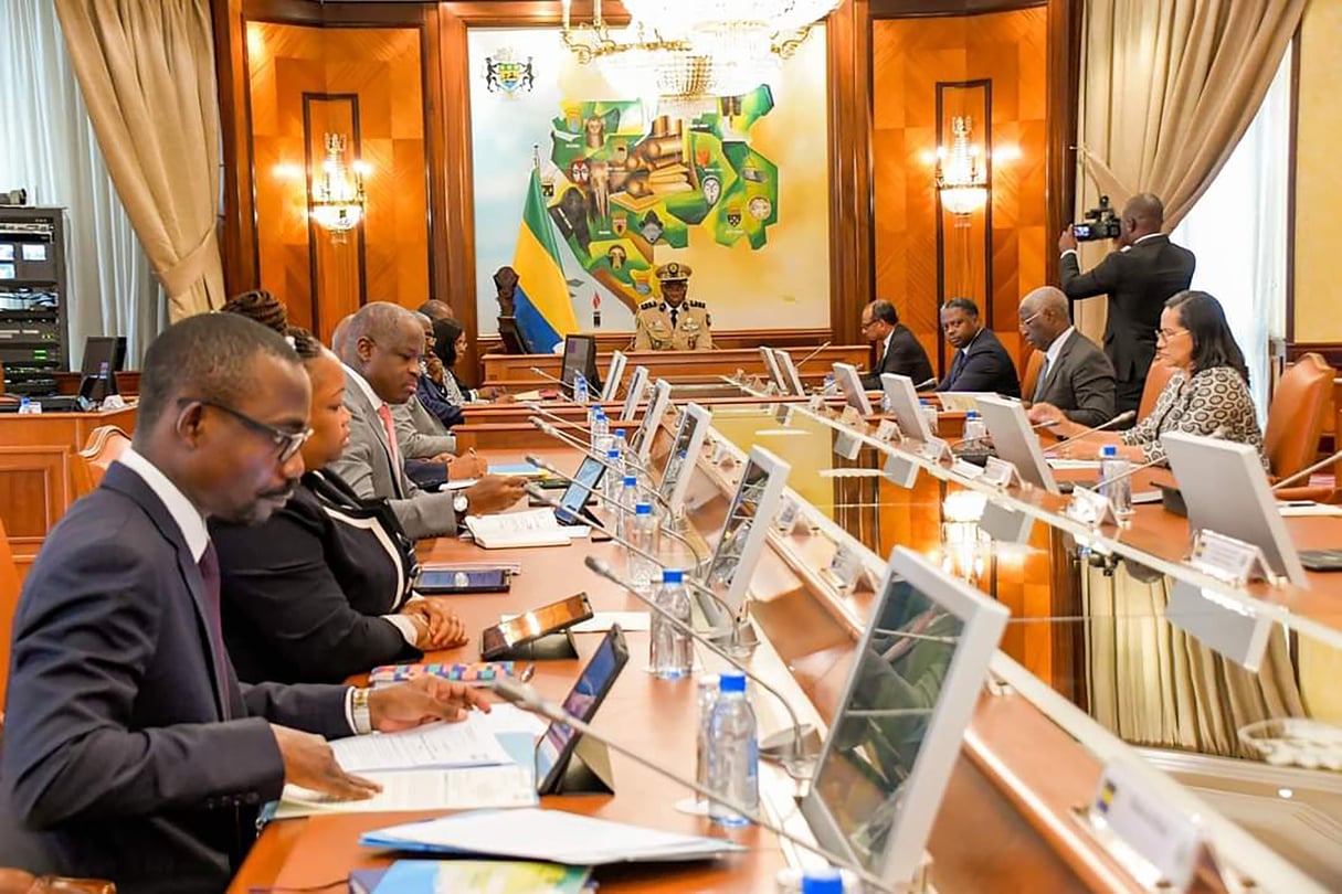 Le président par intérim du Gabon, Brice Clotaire Oligui Nguema (au c.), lors du Conseil des ministres du 7 février 2024 actant la création de Fly Air Gabon Holding. © Présidence du Gabon.