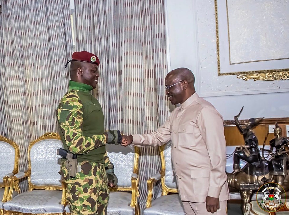 Guillaume Soro rencontre le capitaine Traoré à la présidence du Faso à Ouagadougou, le 21 novembre 2023. © Présidence du Faso