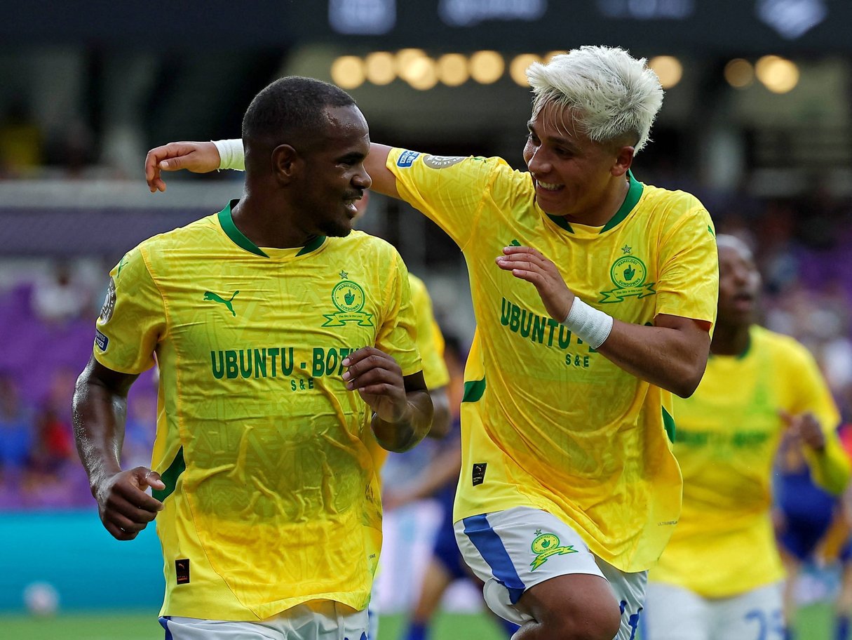 Iqraam Rayners (à g.), du club sud-africain Mamelodi Sundowns, fêtant son premier but avec son coéquipier Marcelo Allende à la Coupe du monde des clubs de la FIFA, à Orlando (Floride), le 17 juin. © Amanda Perobelli/Reuters via Imagn Images/Sipa USA