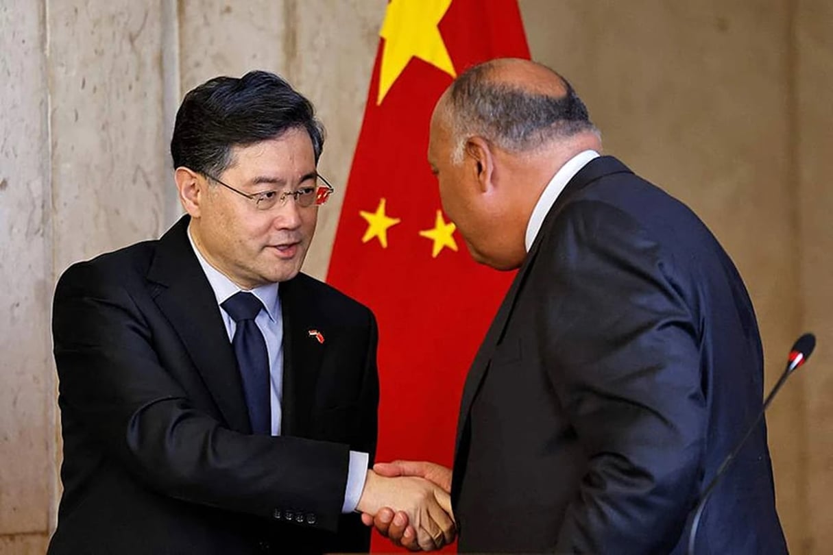  © Le Ministre chinois des affaires étrangères Qin Gang participe à une conférence de presse avec son homologue égyptien lors de sa visite en Égypte, le Caire, 15 janvier 2023 (Image : People.cn)