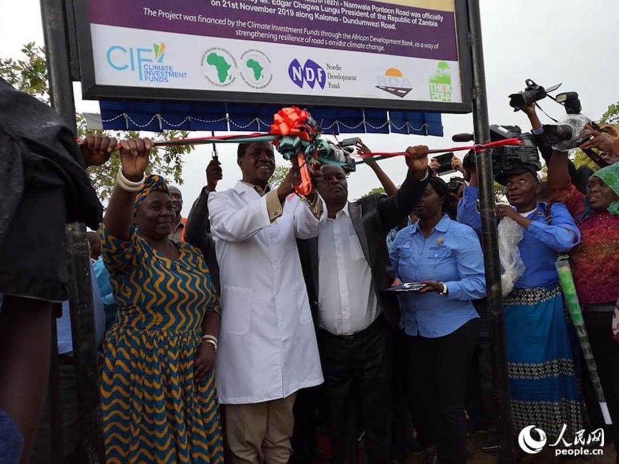  © L’inauguration d’une route zambienne de 237 kilomètres construite par la Chine (Photo : People.cn)