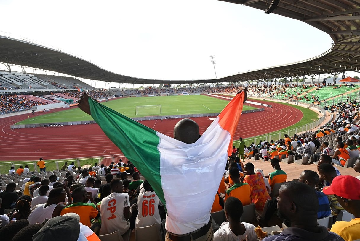 Les supporters attendent le lancement du match de qualification pour la Coupe d’Afrique des nations (CAN) 2023 qui oppose la Côte d’Ivoire à la Zambie, à Yamoussoukro le 3 juin 2022. © Issouf Sanogo/AFP