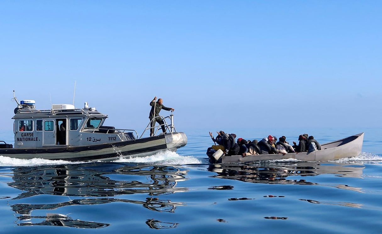Des garde-côtes tunisiens tentent d’arrêter les migrants en mer lors de leur tentative de traversée vers l’Italie, au large de Sfax, le 27 avril 2023. © JIHED ABIDELLAOUI/REUTERS