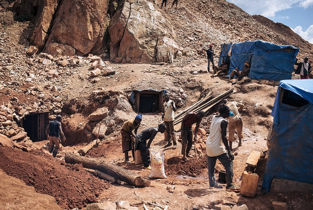 Des orpailleurs dans la mine d’or de Luhihi, l’un des fournisseurs de Primera Gold, dans la province du Sud-Kivu, le 13 mai 2023. © ALEXIS HUGUET/AFP