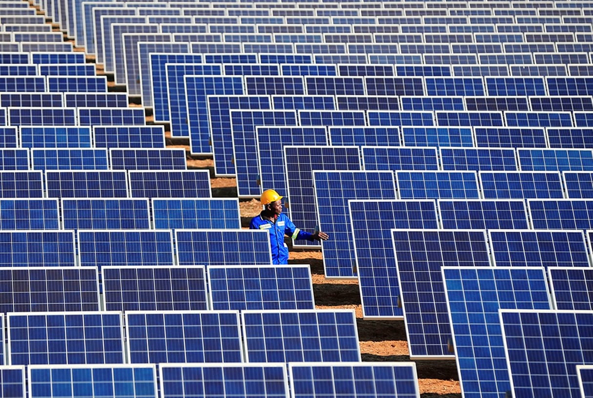 Panneaux solaires à la centrale électrique Centragrid à Nyabira, au Zimbabwe, le 23 juin 2020. © Philimon Bulawayo / Reuters