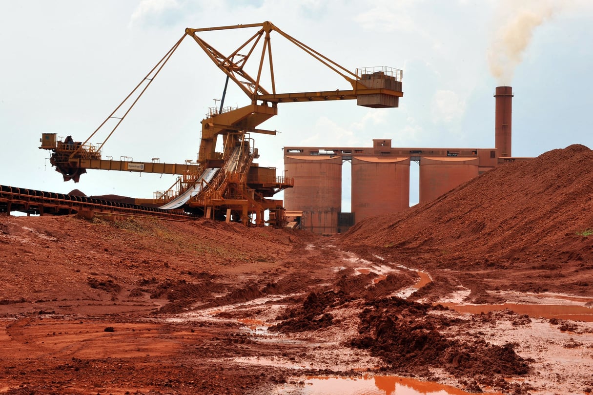 La Guinée est le premier exportateur mondial de bauxite, un minerai à partir duquel on produit de l’aluminium. Des réserves de cuivre, d’or et de diamants y sont également exploitées. © GEORGES GOBET/AFP