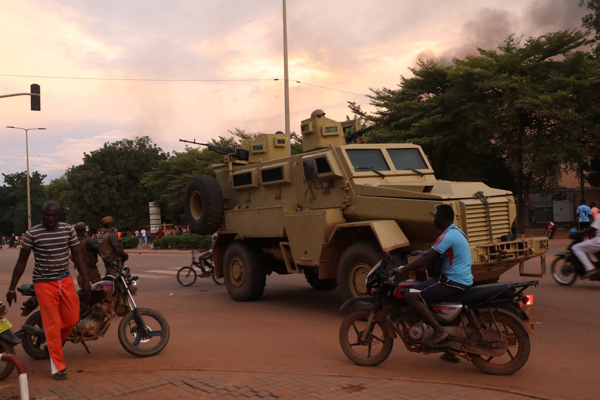 Au Burkina Faso, les militaires au pouvoir veulent « réquisitionner les jeunes » pour lutter contre le jihadisme. Une association de protection des droits humains dénonce un moyen de faire taire les opposants au régime. © Stringer/Anadolu Agency/Anadolu via AFP