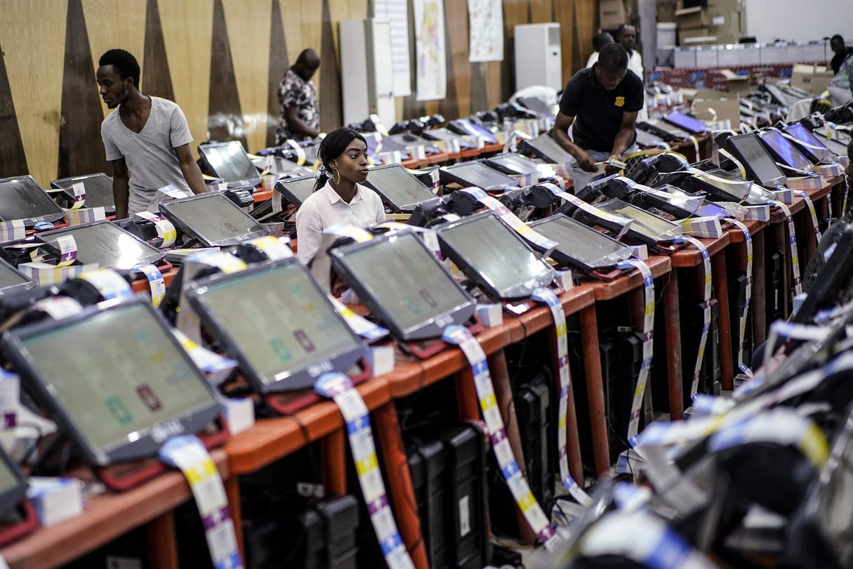 Sur cette photo prise le dimanche 23 décembre 2018, des agents de la CENI surveillent l’impression des bulletins de vote au siège de la commission électorale, à Kinshasa. © Jérôme Delay/AP/SIPA