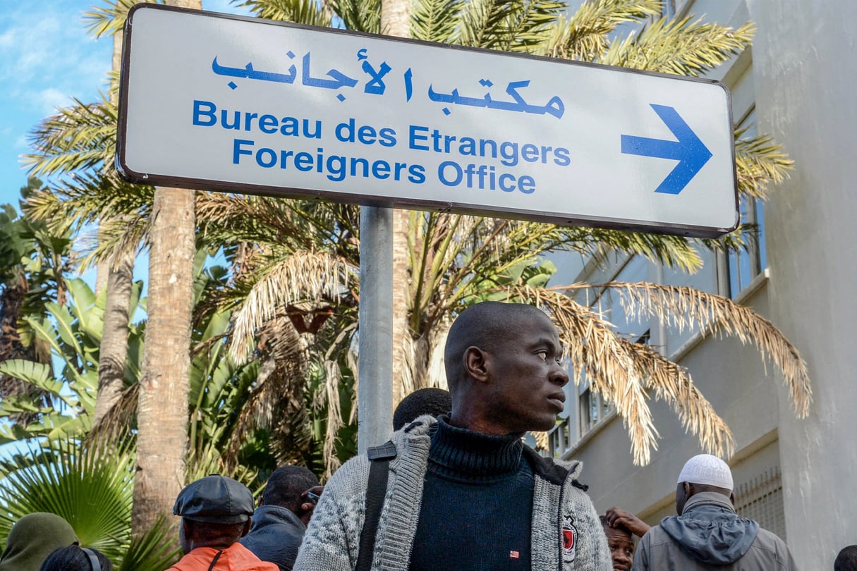 Un migrant subsaharien faisant la queue devant la préfecture de Rabat. © FADEL SENNA / AFP