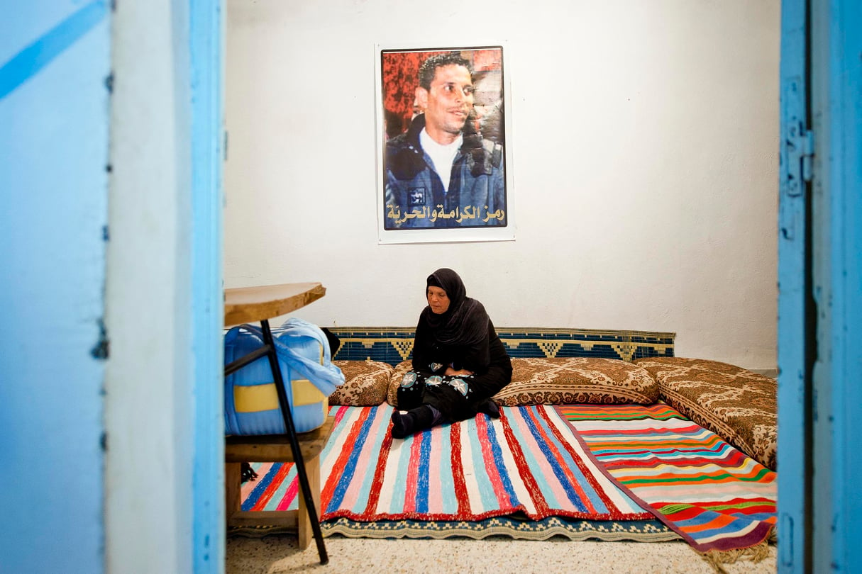 La mère de Mohamed Bouazizi, chez elle, 40 jours après la mort de son fils. © Nicolas Fauqué