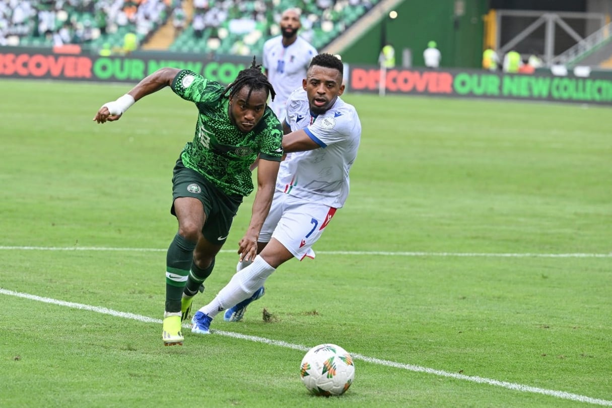 Ademola Lookman (Nigeria) face à José Machin (Guinée équatoriale) lors de la Coupe d’Afrique des nations © Issouf SANOGO / AFP