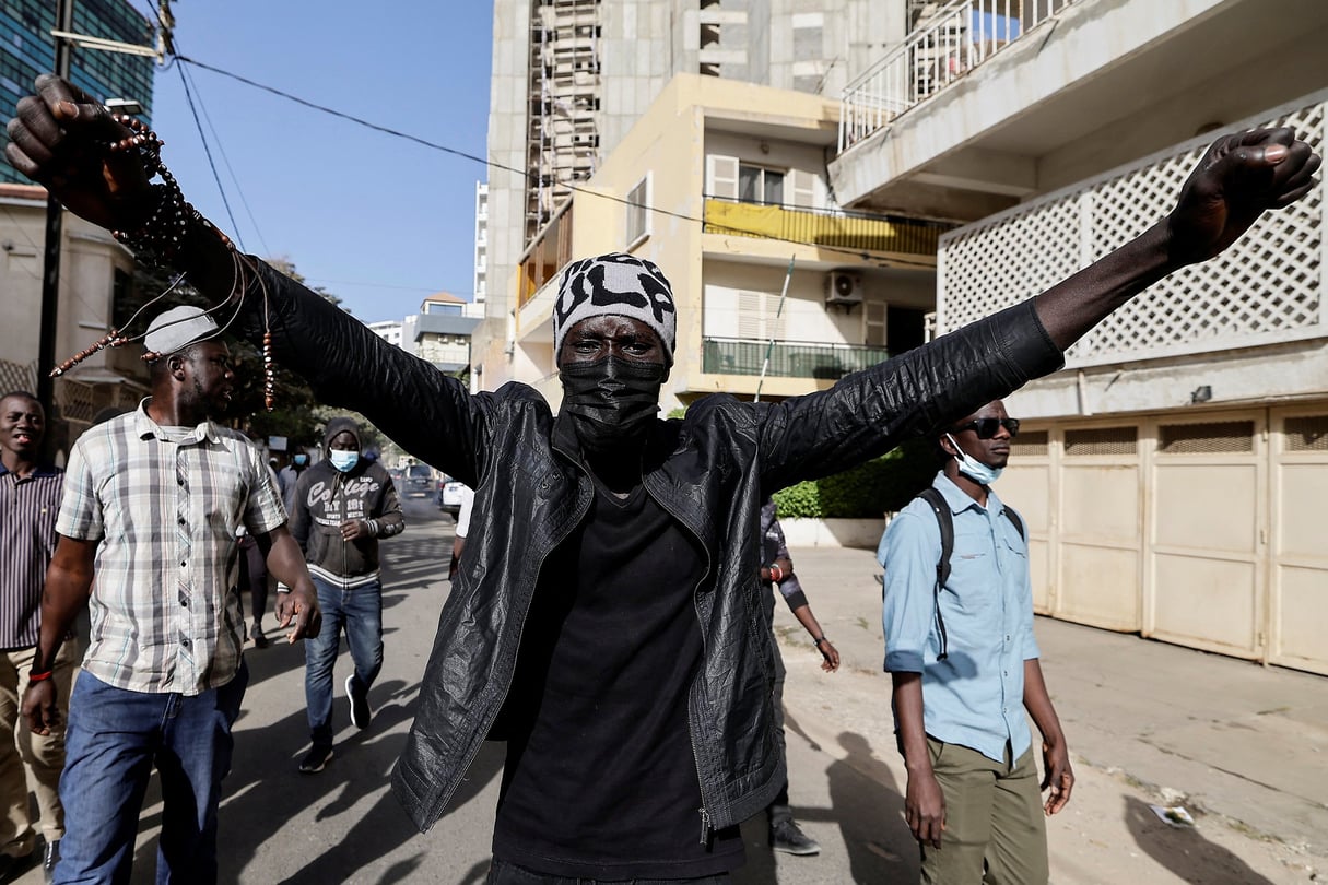 Des manifestants contre le report de l’élection présidentielle, près de l’Assemblée nationale, à Dakar le 5 février 2024. © REUTERS/Zohra Bensemra