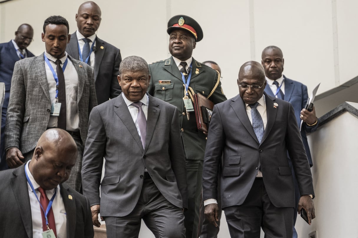 Le président angolais, João Lourenço, quitte le lieu d’un mini-sommet sur la paix et la sécurité dans l’est de la RDC, en marge de la 36e session ordinaire de l’Assemblée de l’Union africaine (UA) à Addis-Abeba, le 17 février 2023. © AMANUEL SILESHI/AFP