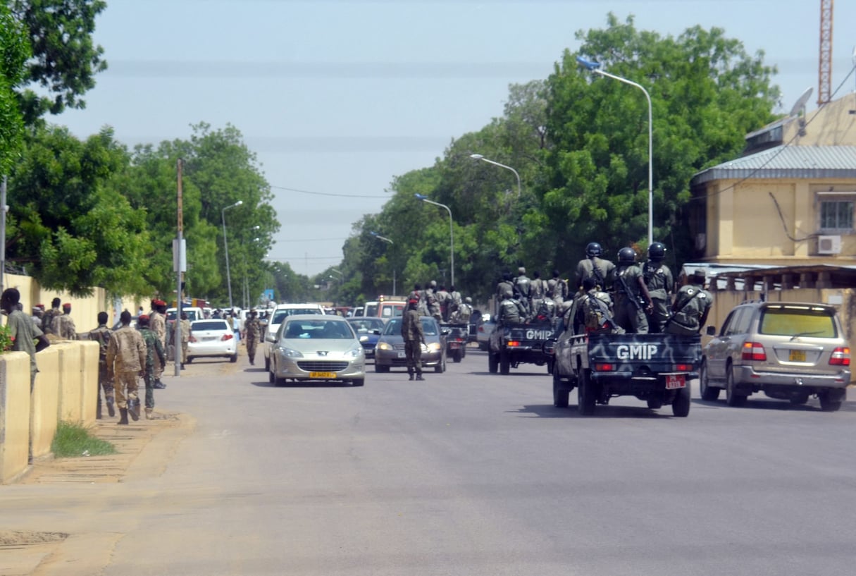 Des forces de police et des soldats patrouillant à N’Djamena. © BRAHIM ADJI / AFP