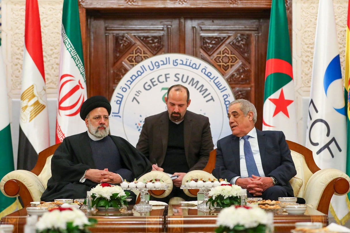 Le président iranien, Ebrahim Raïssi (g.) et le Premier ministre algérien, Nadir Larbaoui (dr.), lors du 7e sommet du GECF, à Alger, le 2 mars 2024.