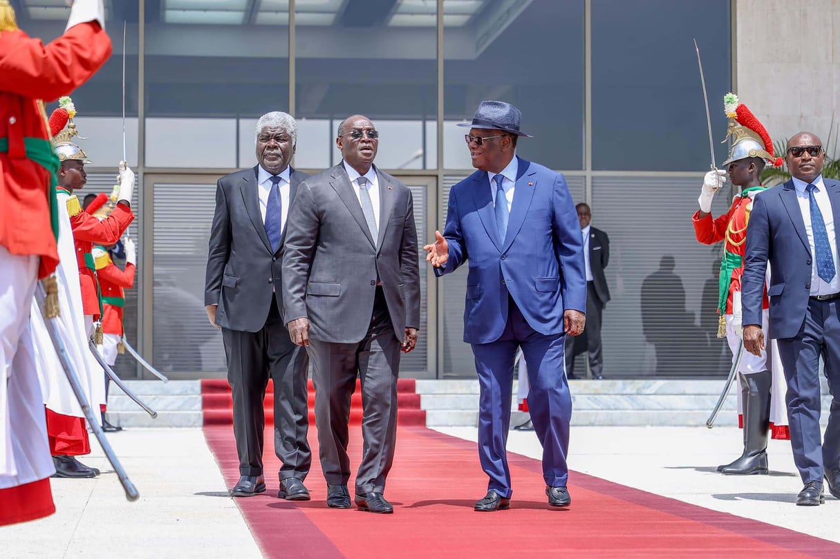 (De dr. à g.) Le chef de l’État ivoirien, Alassane Ouattara, son vice-président, Tiémoko Meyliet Koné, et le Premier ministre, Robert Beugré Mambé, à l’aéroport d’Abidjan, le 15 mars 2024. &copy; PRÉSIDENCE DE LA RÉPUBLIQUE DE CÔTE D&rsquo;IVOIRE