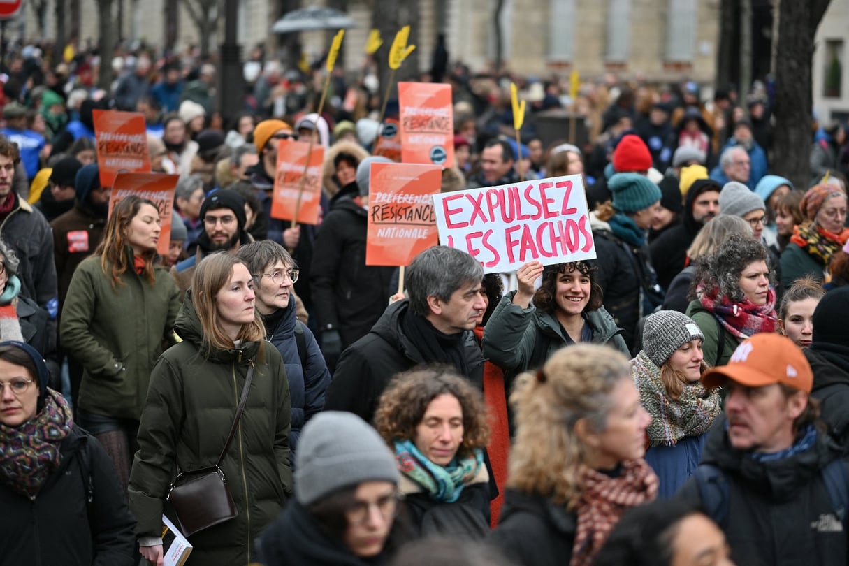 Marche pour la liberté, l’égalité et la fraternité, contre la loi Darmanin sur l’asile et l’immigration, à Paris, le 21 janvier 2024. © Henrique Campos / HANS LUCAS via AFP