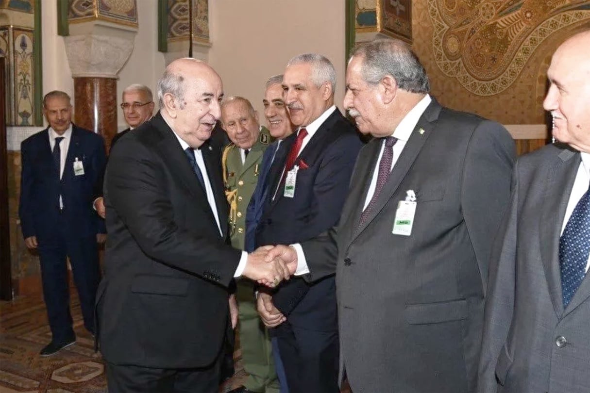 Le président algérien, Abdelmadjid Tebboune, serrant la main de Boualem Boualem. © DR
