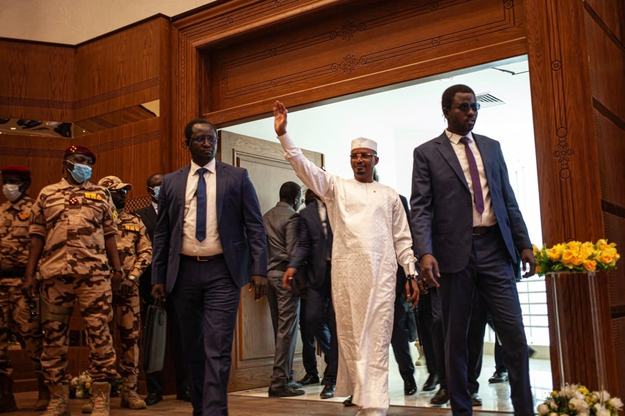 Le président de transition Mahamat Idriss Déby Itno arrive au ministère des Affaires étrangères, à N’Djamena. © AFP