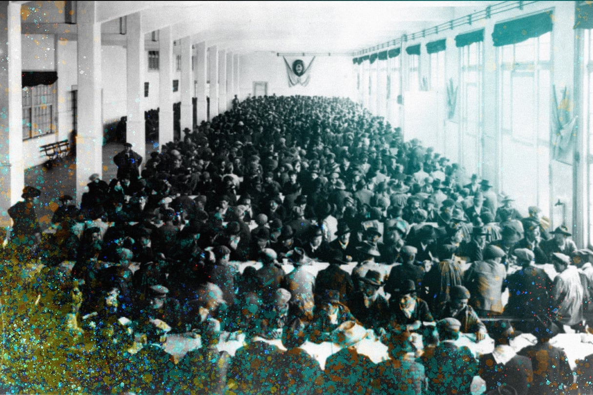 Des migrants assis à des tables bondées dans l'Hotel de Inmigrantes de Buenos Aires, qui faisait office d'Ellis Island en Argentine. &copy; Library of Congress