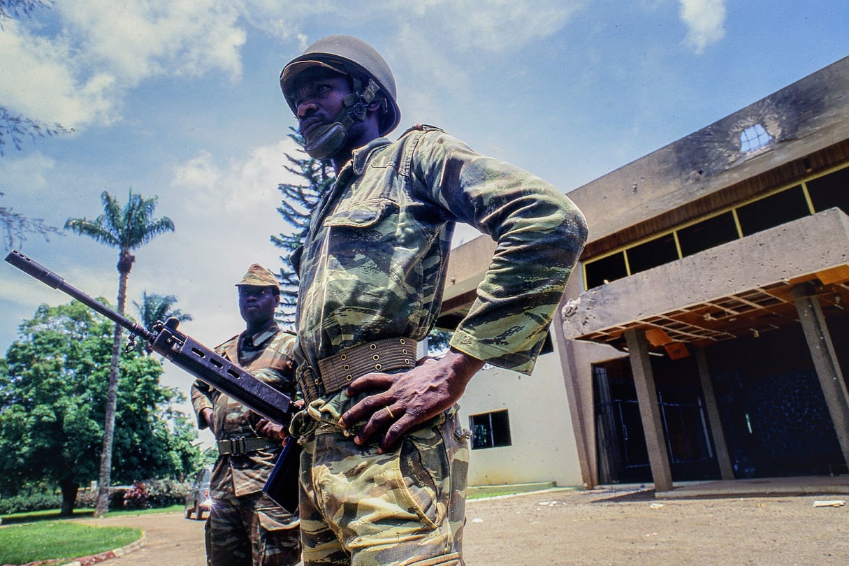Des soldats camerounais devant la villa Semengue, au Cameroun, en avril 1984. © Pascal Maître/JA