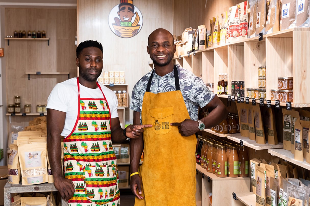 Hamel Tchakui et son associé, Junior Epfouli Ngunda, dans l’épicerie Le Livreur du bled, à Paris. © Matthieu Gauchet