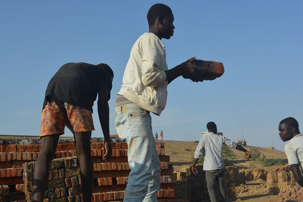 Des jeunes garçons travaillent dans une usine de briques, à N’Djamena, le 14 février 2022. © Djimet WICHE / AFP