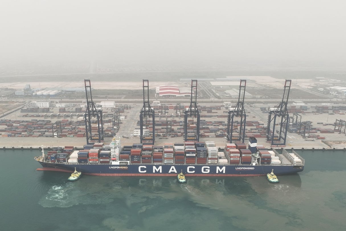 Le CMA CGM Scandola, un porte-conteneurs du transporteur français propulsé au gaz naturel liquéfié, accoste au port maritime en eau profonde de Lekki, dans l’État de Lagos, au sud-ouest du Nigeria, le 29 janvier 2024. © Yang Zhe / XINHUA via AFP