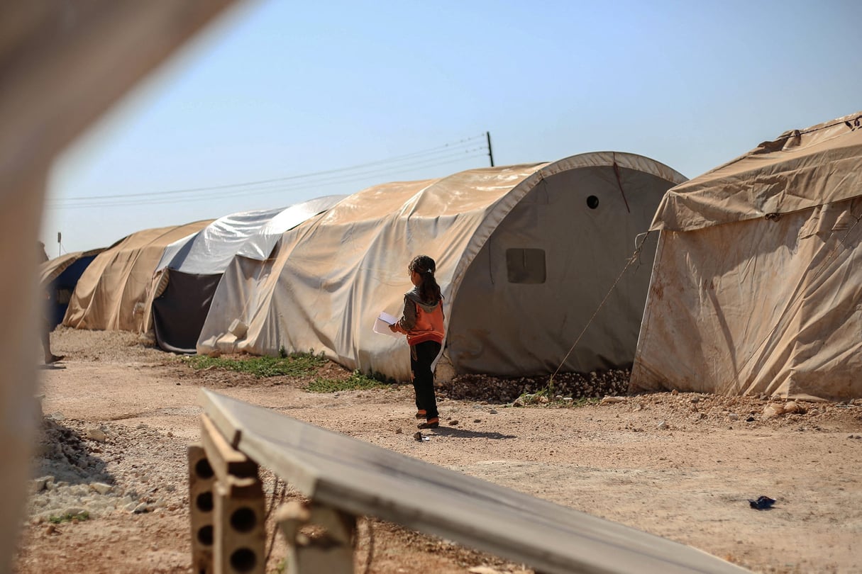 À Idlib, dans le nord de la Syrie, des réfugiés espèrent le maintien de l’ouverture du poste-frontière de Bab al-Hawa permettant d’acheminer l’aide humanitaire depuis la Turquie, le 30 juin 2021. © Izzeddin Kasim / Anadolu Agency via AFP