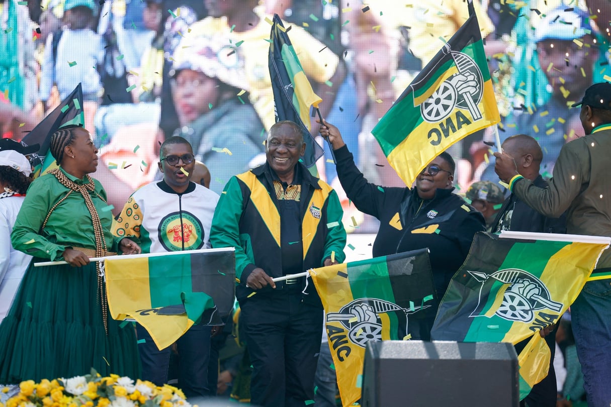 Le président sud-africain et président de l’ANC, Cyril Ramaphosa, danse sur le podium après son discours, lors du dernier grand meeting du parti avant les élections générales, au stade FNB, à Johannesburg, le 25 mai 2024. © Phill Magakoe / AFP