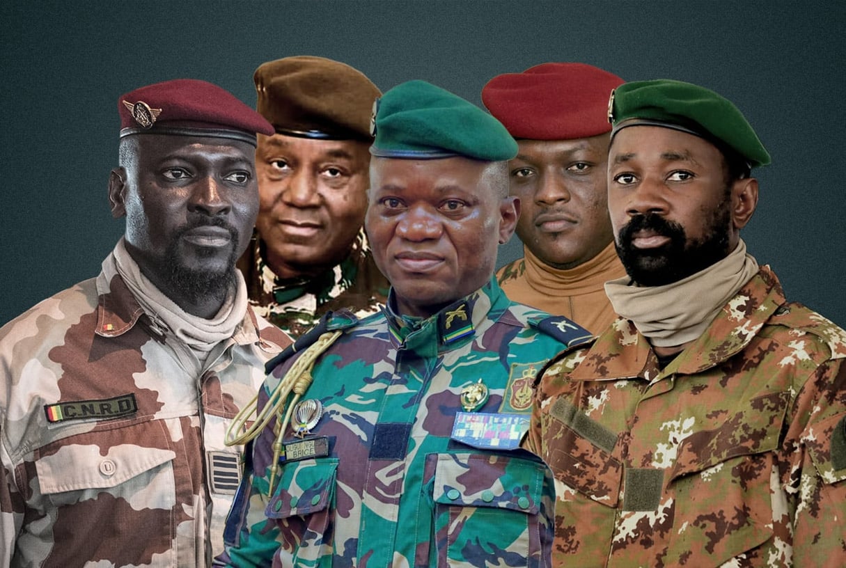 De g. à dr. : Mamadi Doumbouya (Guinée), Abdourahamane Tiani (Niger), Brice Clotaire Oligui Nguema (Gabon), Ibrahim Traoré (Burkina Faso) et Assimi Goïta (Mali). © MONTAGE JA : JOHN WESSELS / AFP ; DR ; Présidence de la République du Gabon ; Présidence du Faso ; Francis KoKoroKo/REUTERS