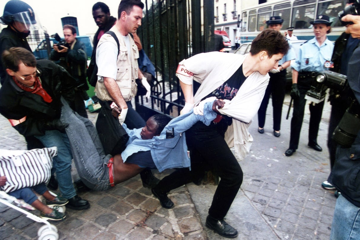 Evacuation des 300 Africains en grève de la faim de l'église Saint-Bernard, dans le quartier de la Goutte d’or, à Paris, après deux mois d'occupation. La leader des sans-papiers, Madjiguène Cissé, est emmenée par la police après que les gendarmes mobiles ont fracassé la lourde porte en bois de l’édifice religieux. &copy; Laurent Sazy/Divergence