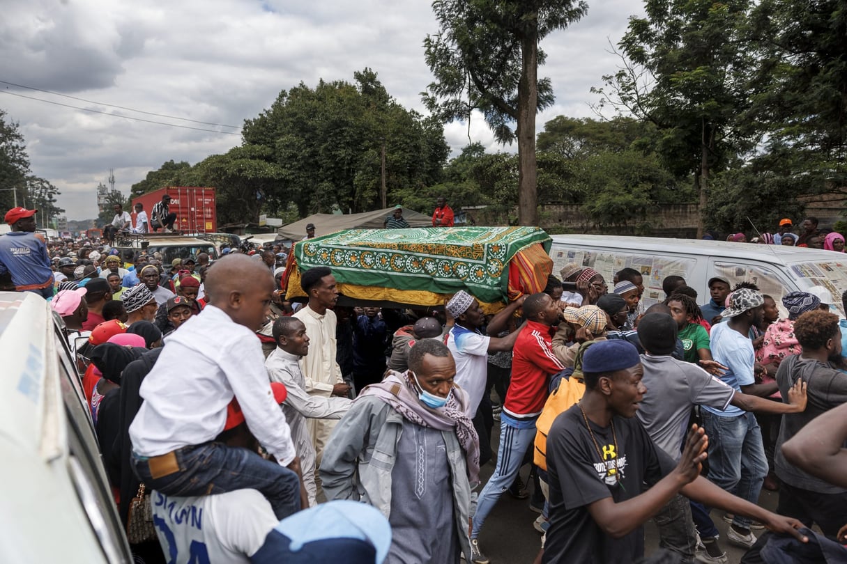Des proches d’Ibrahim Kamau, jeune homme de 19 ans tué lors de la manifestation du 25 juin à Nairobi, accompagne son cercueil, le 28 juin 2024. © Tony KARUMBA / AFP.