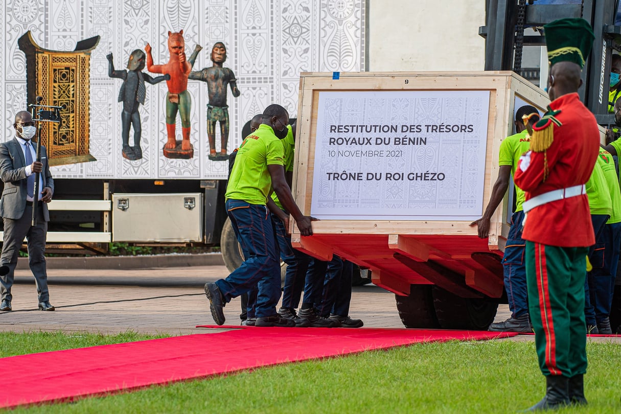 Cérémonie officielle d’accueil des 26 œuvres des trésors royaux rendues par la France au Bénin, le 11 novembre 2021, au palais de la Marina, à Cotonou. © Présidence du Bénin