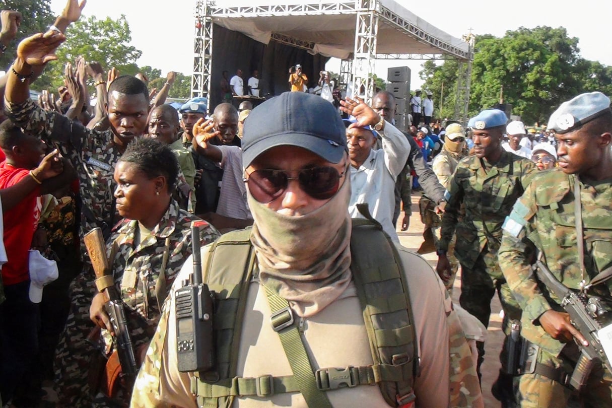 Membres du groupe russe Wagner autour du président centrafricain, Faustin-Archange Touadéra (en blanc, au second plan), à Bangui, le 17 juillet 2023. © Leger Kokpakpa / REUTERS