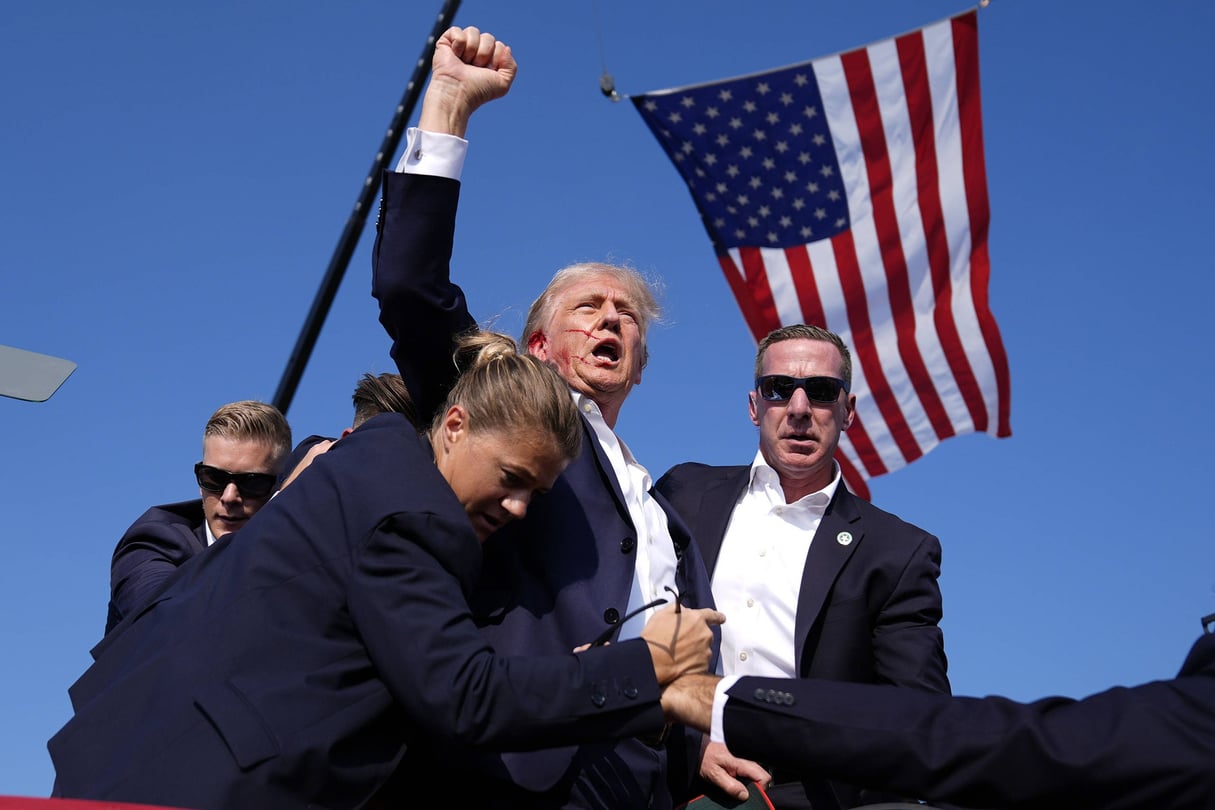 Donald Trump, ensanglanté après la tentative d’assassinat, est entouré d’agents des services secrets lors d’un meeting de campagne à Butler, en Pennsylvanie, le samedi 13 juillet 2024. Republican presidential candidate former President Donald Trump is surrounded by U.S. Secret Service agents at a campaign rally, Saturday, July 13, 2024, in Butler, Pa
© Evan Vucci/AP/SIPA