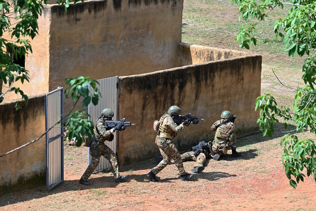 Des membres des forces spéciales ivoiriennes lors d’un exercice à Jacqueville, le 11 mai 2023. Ivorian special forces members take part in a military exercise during a visit of French Minister of State for Development Chrysoula Zacharopoulou at the International Counter Terrorism Academy in Jacqueville, Ivory Coast on May 11, 2023. 
© ISSOUF SANOGO/AFP
