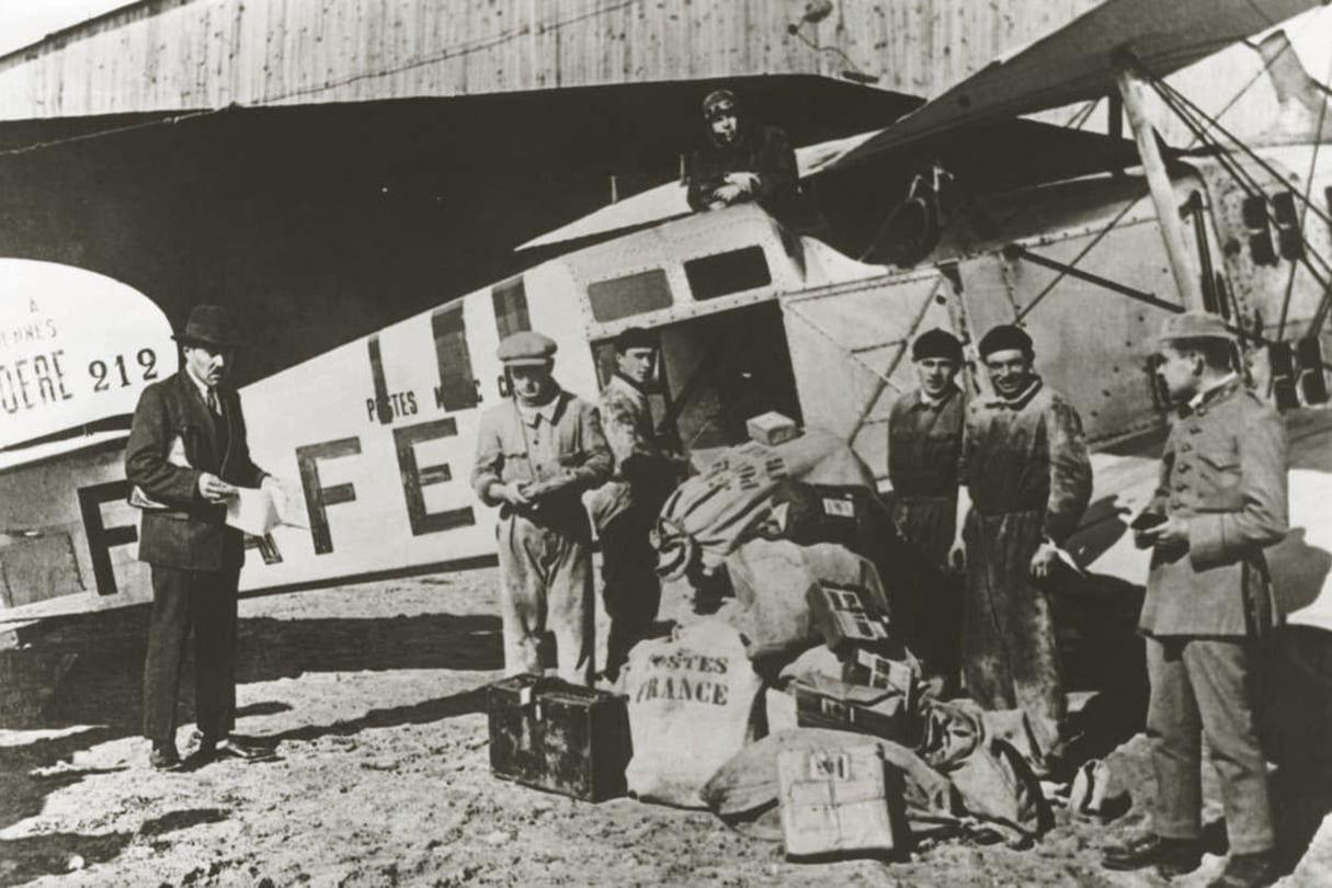 Le pilote français Raymond Vanier (à g.) dirige la ligne postale Toulouse-Rabat à bord d’un avion Bréguet 14, pour le compte de la compagnie des Lignes aériennes Latécoère, en 1920. © Keystone-France/Gamma-Rapho