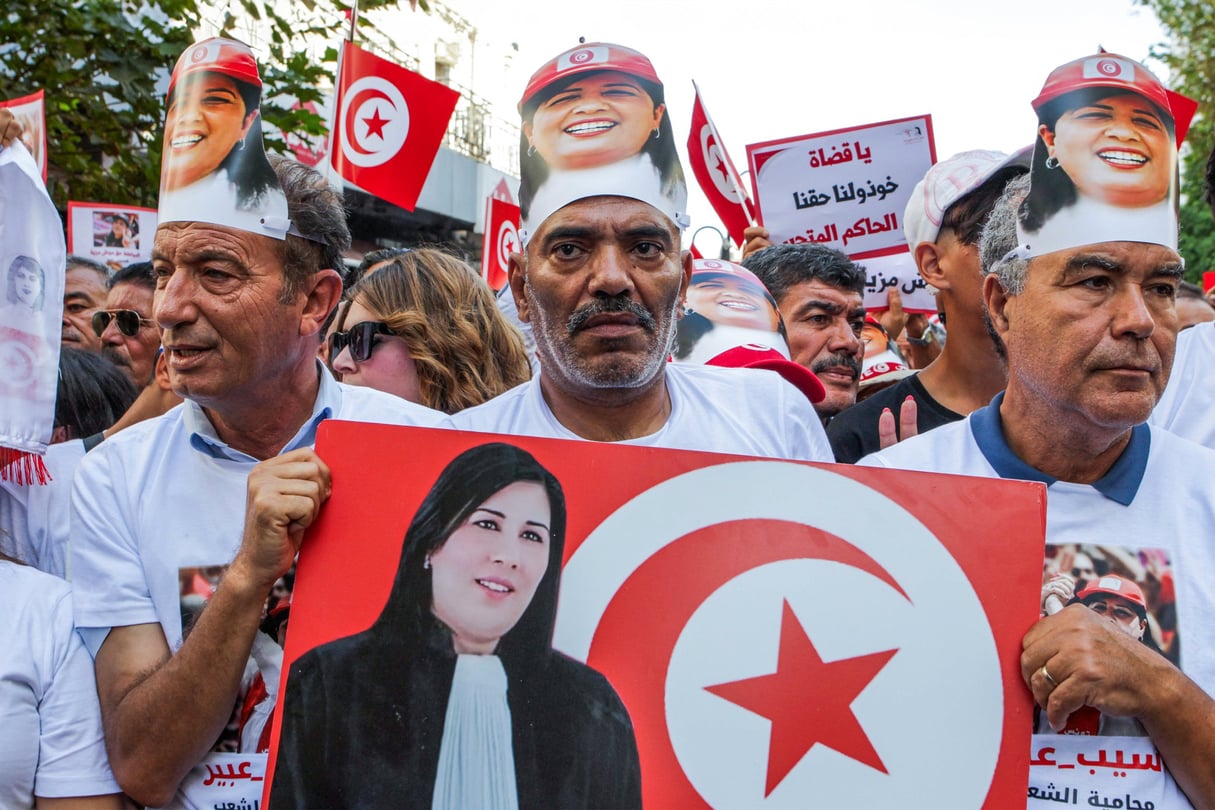 Des partisans d’Abir Moussi, la présidente du Parti destourien libre (PDL) et candidate à l’élection présidentielle incarcérée depuis octobre 2023, à Tunis. © Yassine Mahjoub/SIPA