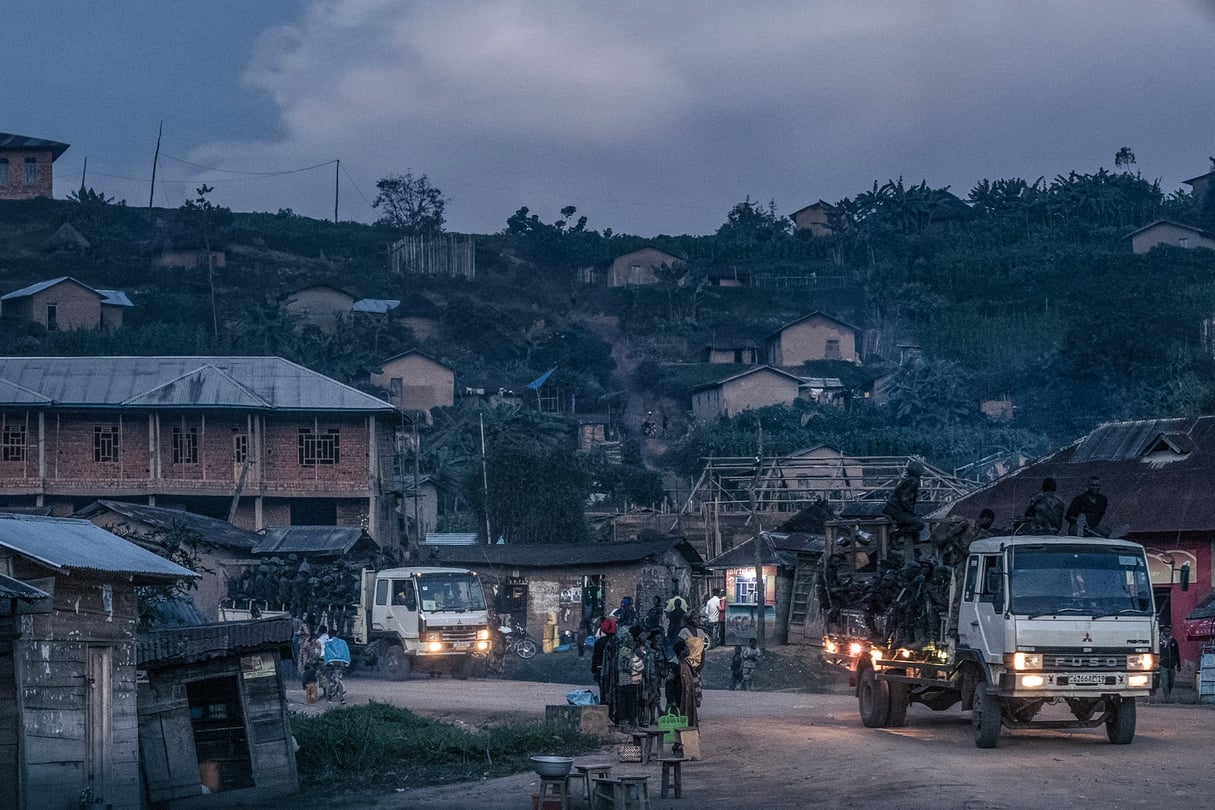 Deux camions de l’armée congolaise se dirigent vers le sud à travers le territoire de Lubero, en direction de la ligne de front entre l’armée congolaise et la rébellion du M23, dans la province du Nord-Kivu, à l’est de la RD Congo. © ALEXIS HUGUET / AFP