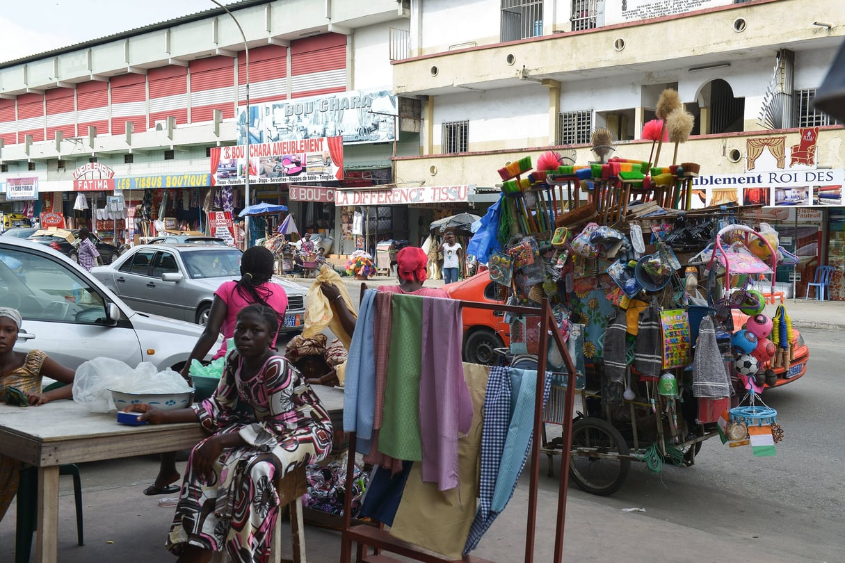 Le commerce ambulant, la mendicité ou encore les charrettes à bras sont désormais interdits à Abidjan. © Nabil Zorkot