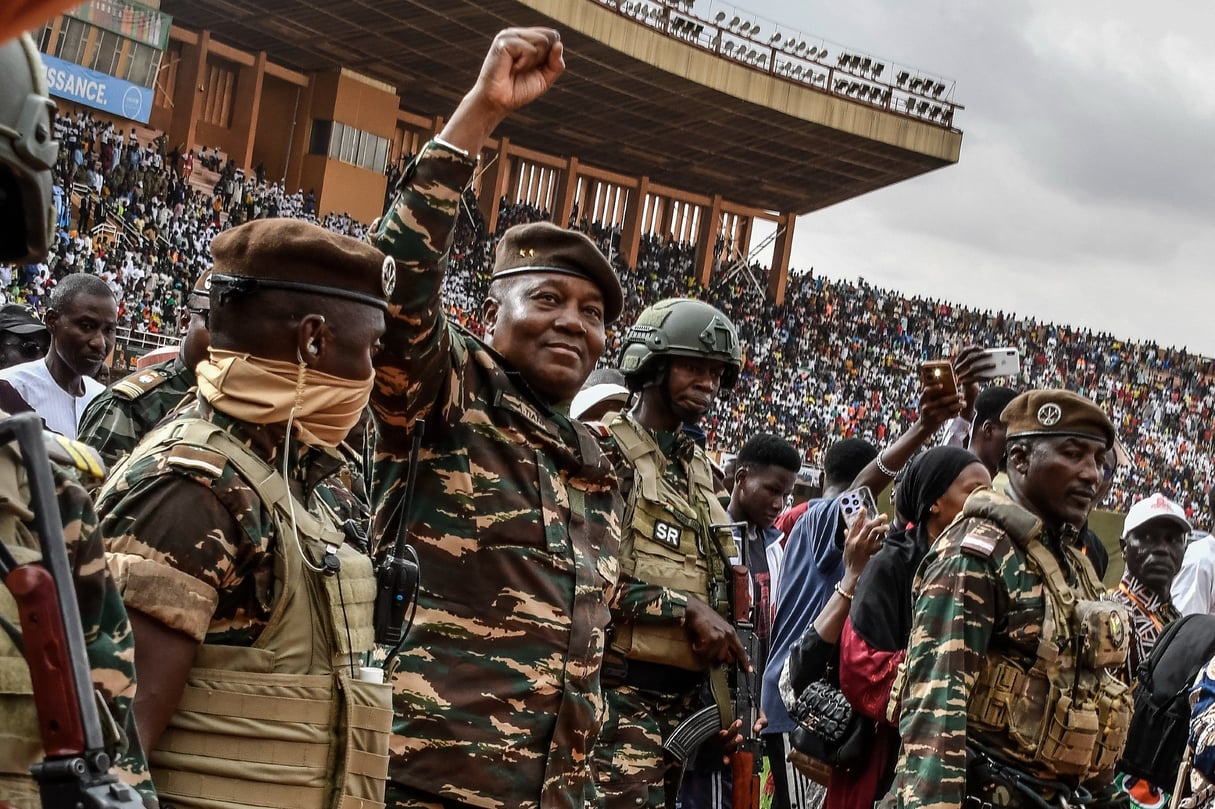 Le général Abdourahamane Tiani salue les militants venus assister aux célébrations au stade Seyni-Kountché, à Niamey, le 26 juillet 2024. © BOUREIMA HAMA / AFP