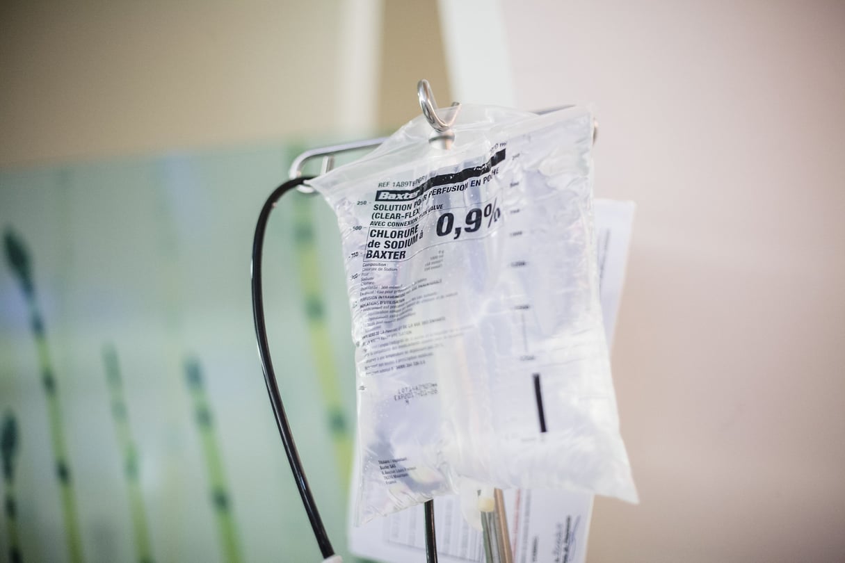 Perfusion de solution physiologique, indispensable pour traiter les patients dialysés. © Juliette ROBERT/HAYTHAM-REA