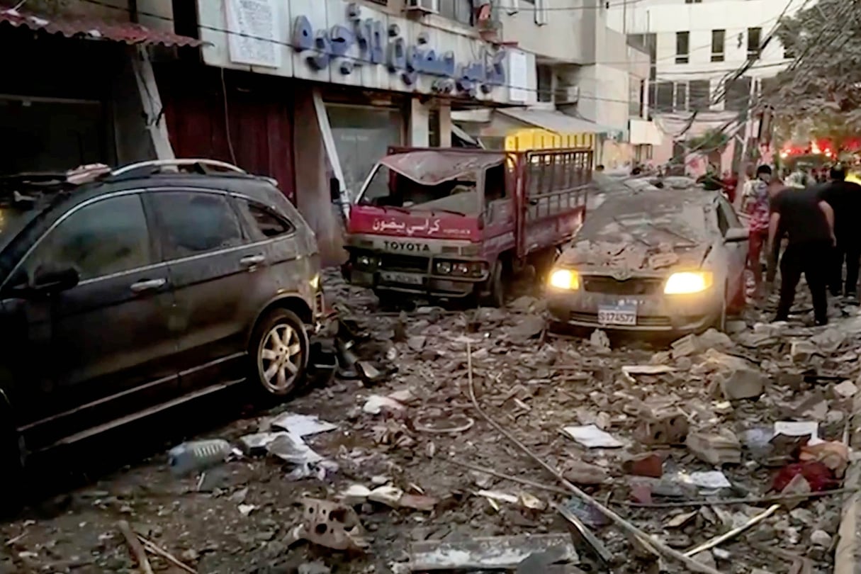 Véhicules endommagés après une frappe israélienne sur la banlieue sud de Beyrouth, au Liban, le 30 juillet 2024. © Reuters TV via REUTERS