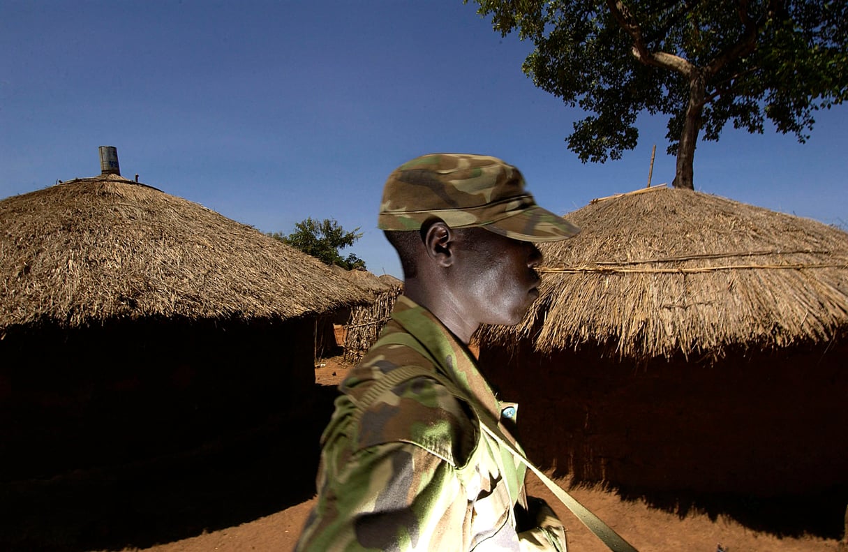 Soldat ougandais patrouillant dans le Camp de déplacés 07 Koro Te-Tegu, à Gulu (Ouganda), en février 2006. © José Cendon/AFP