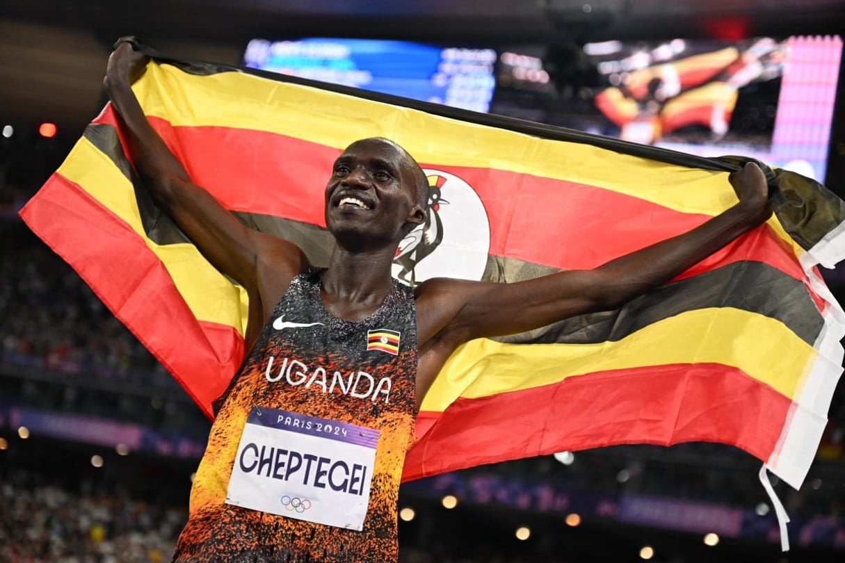 L’athlète Ougandais Joshua Cheptegei savoure sa victoire © Kirill KUDRYAVTSEV / AFP