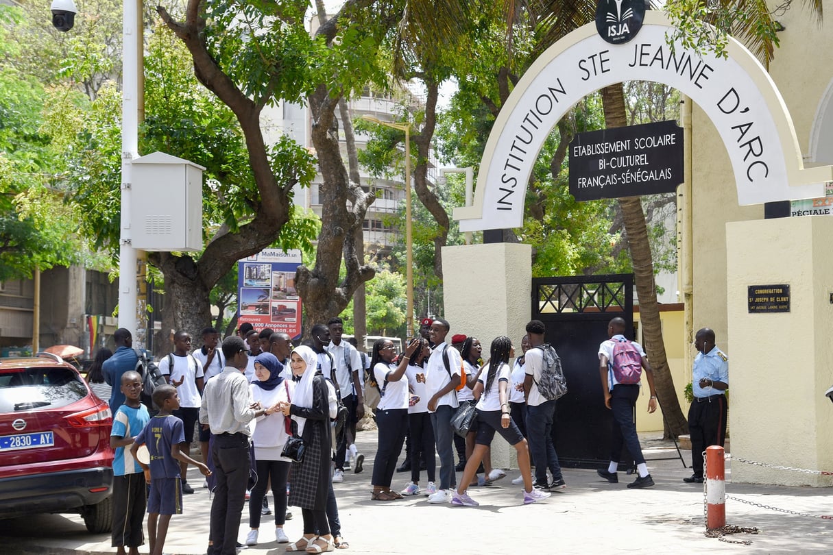 Devant la célèbre Institution Sainte-Jeanne-d’Arc (ISJA), où 22 lycéennes musulmanes avaient été interdites de classe pour port du voile, à Dakar, le 4 septembre 2019. © Seyllou/AFP